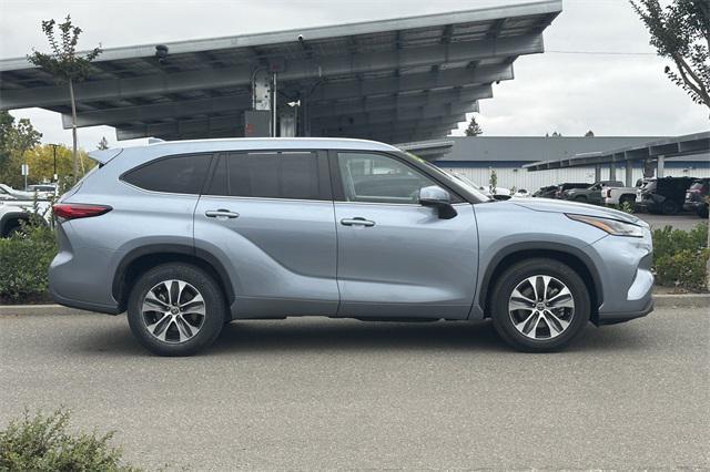 used 2023 Toyota Highlander car, priced at $31,993