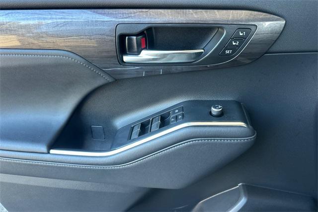 used 2022 Toyota Highlander car, priced at $40,693