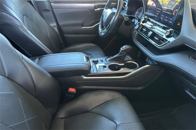 used 2022 Toyota Highlander car, priced at $40,693