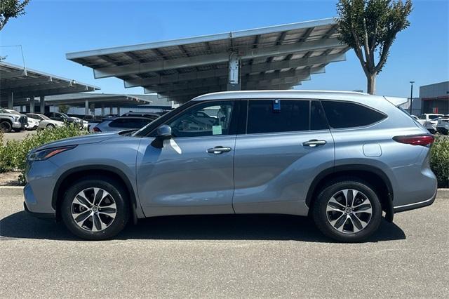 used 2022 Toyota Highlander car, priced at $35,595