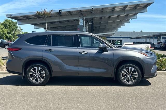 used 2020 Toyota Highlander car, priced at $26,993