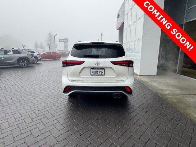 used 2021 Toyota Highlander car, priced at $38,900