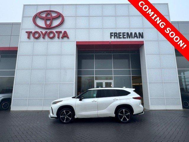 used 2021 Toyota Highlander car, priced at $38,900