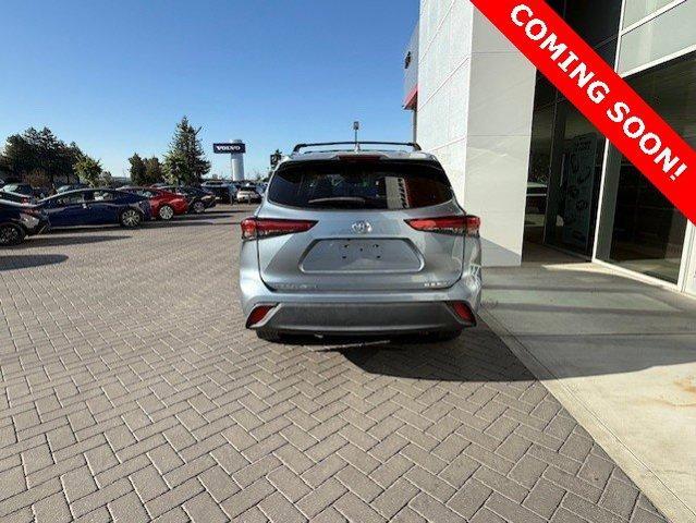 used 2021 Toyota Highlander car, priced at $35,900