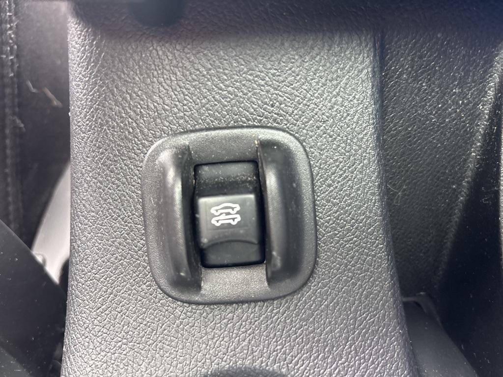 used 2013 Chrysler 200 car, priced at $9,995