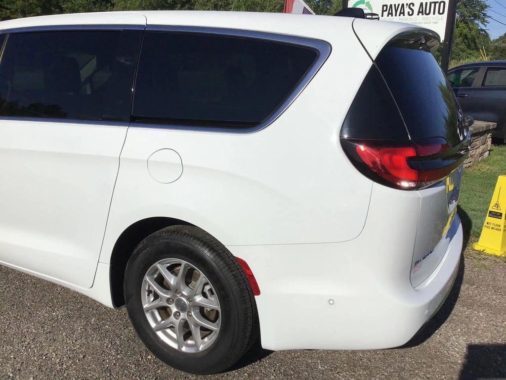 used 2024 Chrysler Pacifica car