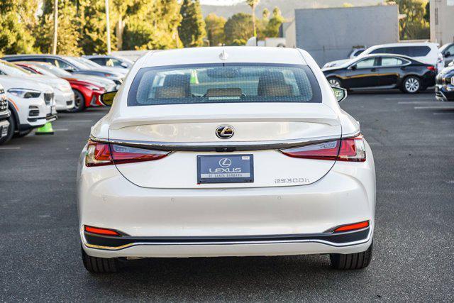 new 2025 Lexus ES 300h car, priced at $49,224