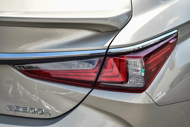 new 2025 Lexus ES 300h car, priced at $51,064