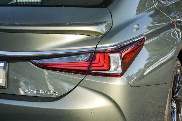 new 2025 Lexus ES 300h car, priced at $56,160