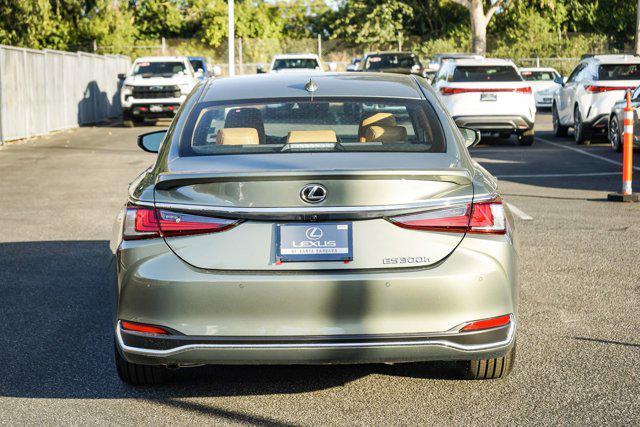 new 2025 Lexus ES 300h car, priced at $48,150