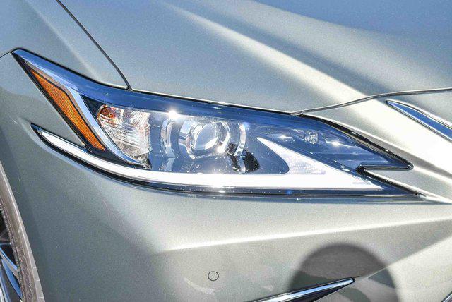 new 2025 Lexus ES 300h car, priced at $49,104