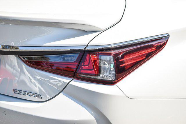new 2025 Lexus ES 300h car, priced at $49,504