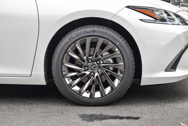 new 2025 Lexus ES 300h car, priced at $56,324
