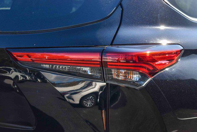used 2022 Toyota Highlander car, priced at $40,995