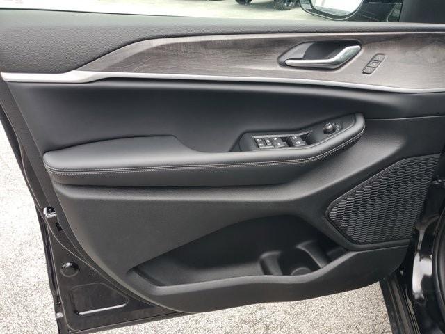 new 2025 Jeep Grand Cherokee car, priced at $50,735