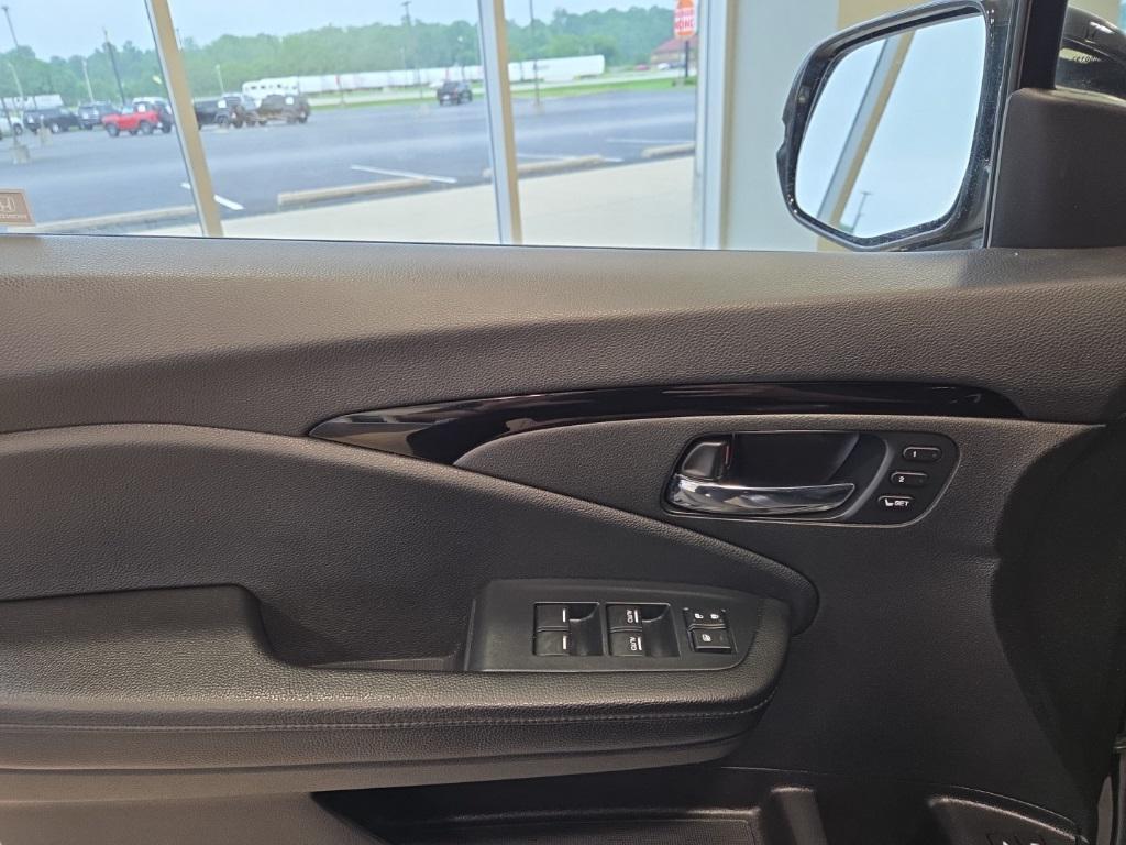 used 2022 Honda Pilot car, priced at $29,995