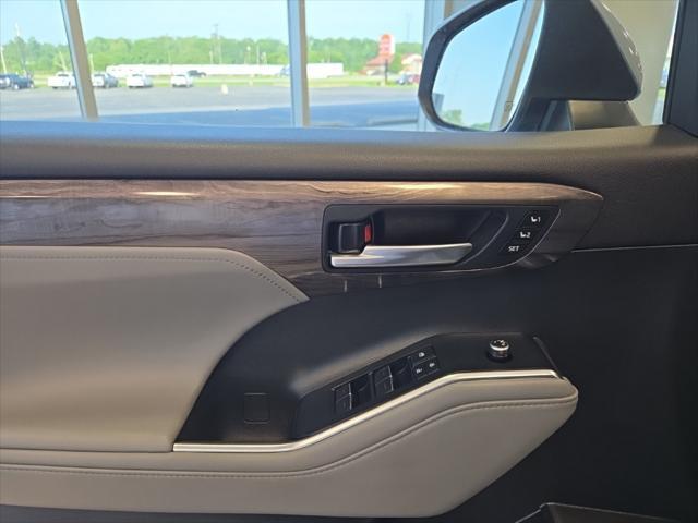 used 2020 Toyota Highlander Hybrid car, priced at $35,700