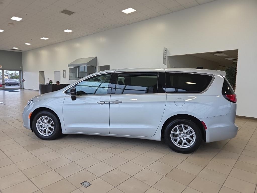 used 2024 Chrysler Pacifica car, priced at $34,652