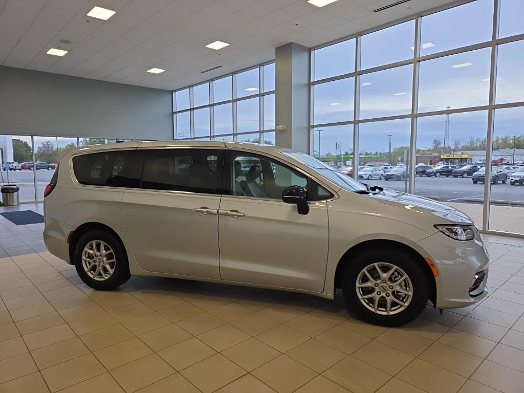 used 2024 Chrysler Pacifica car, priced at $34,652