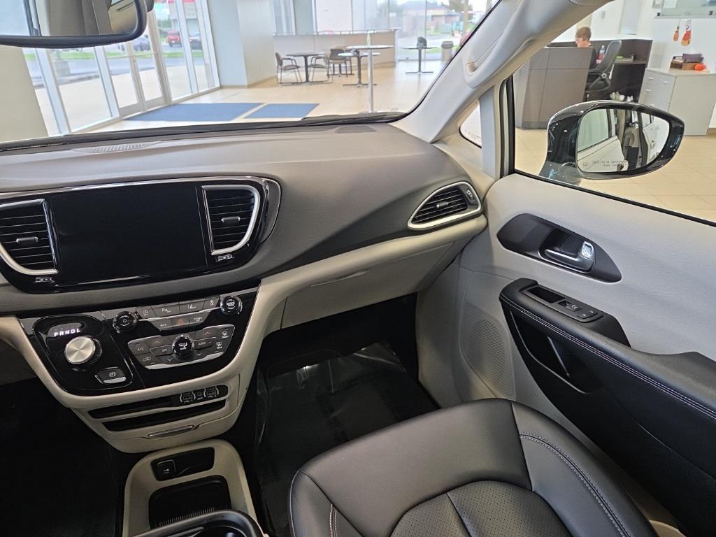 used 2024 Chrysler Pacifica car, priced at $34,652