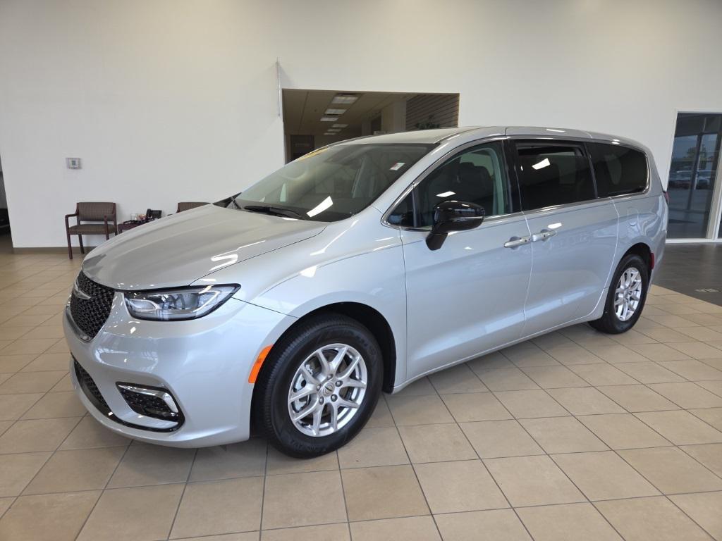 used 2024 Chrysler Pacifica car, priced at $34,652