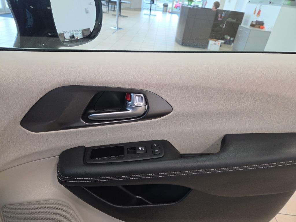 used 2024 Chrysler Pacifica car, priced at $34,652