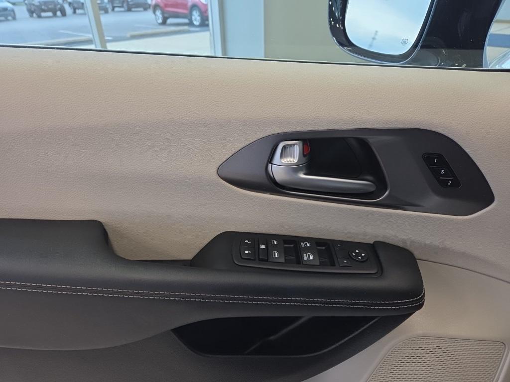 used 2024 Chrysler Pacifica car, priced at $34,652