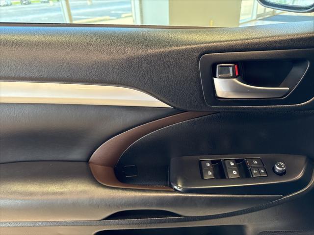 used 2019 Toyota Highlander car, priced at $28,034