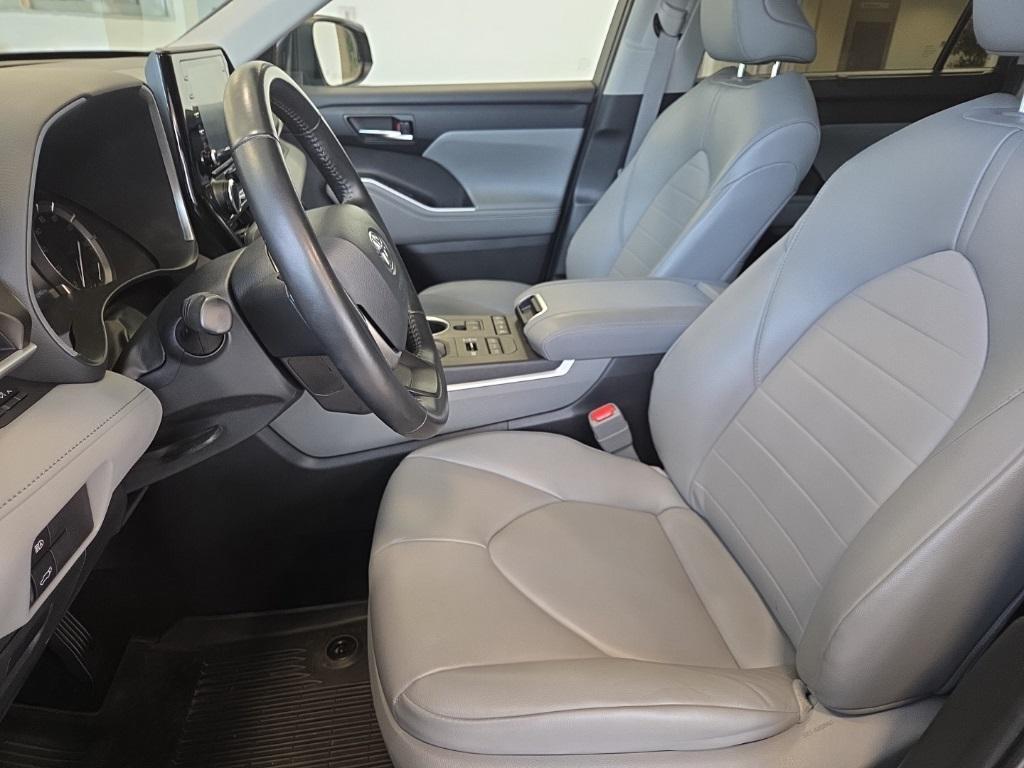 used 2022 Toyota Highlander car, priced at $38,607