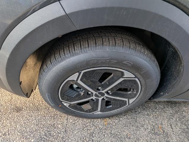 new 2025 Kia Niro car, priced at $31,690