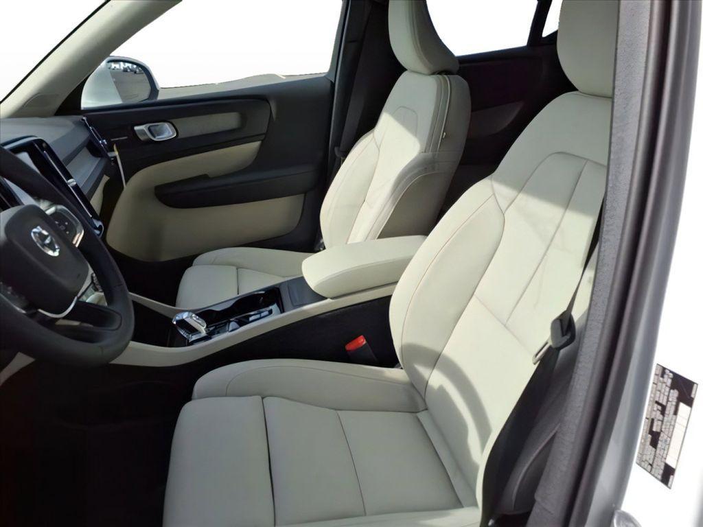 new 2025 Volvo XC40 car, priced at $49,565