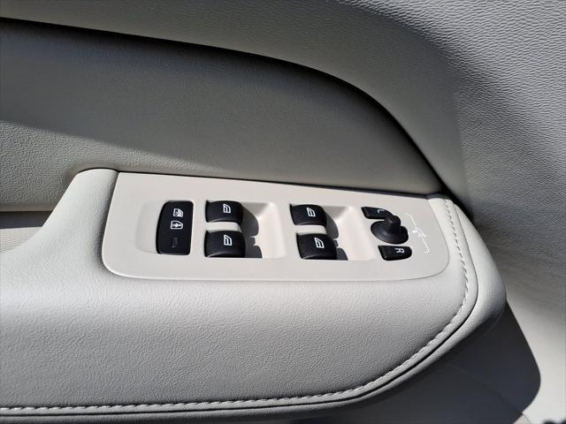 new 2025 Volvo XC60 car, priced at $59,460