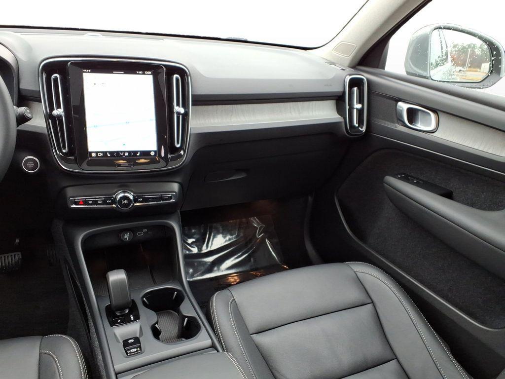 new 2025 Volvo XC40 car, priced at $45,485