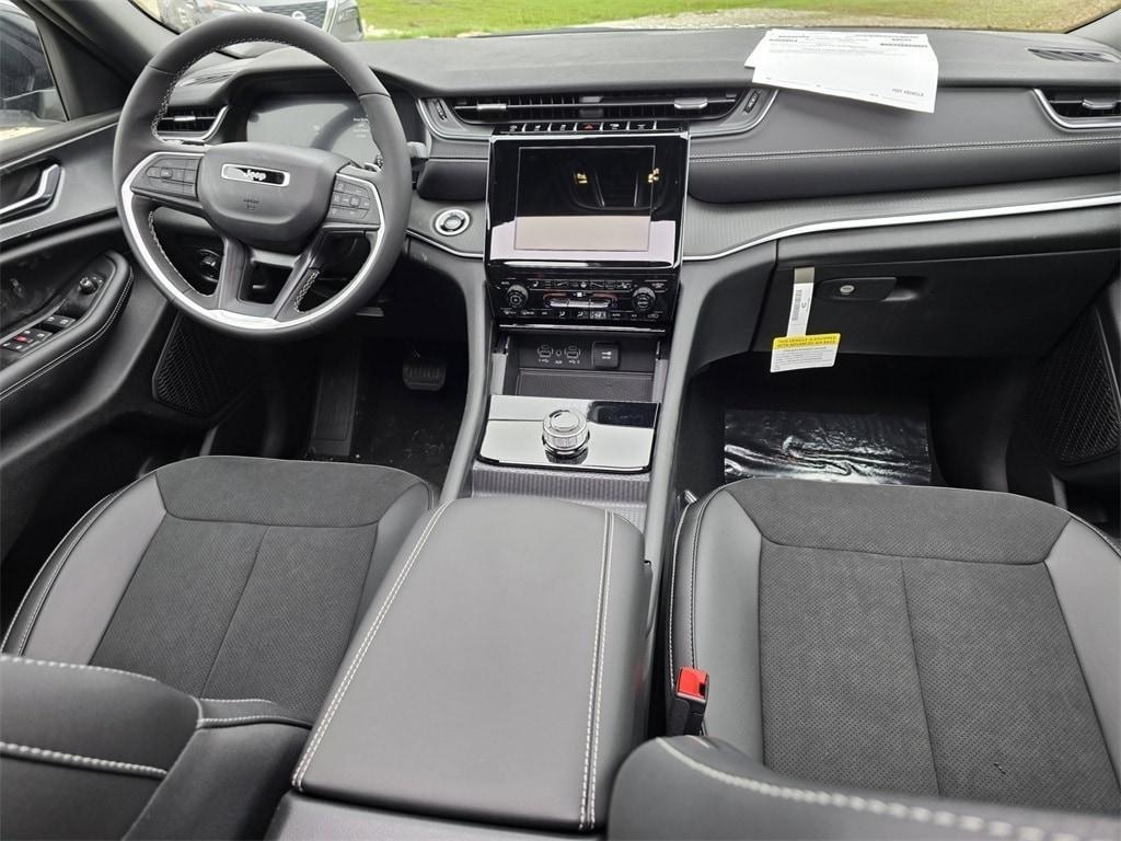 new 2025 Jeep Grand Cherokee car, priced at $40,155
