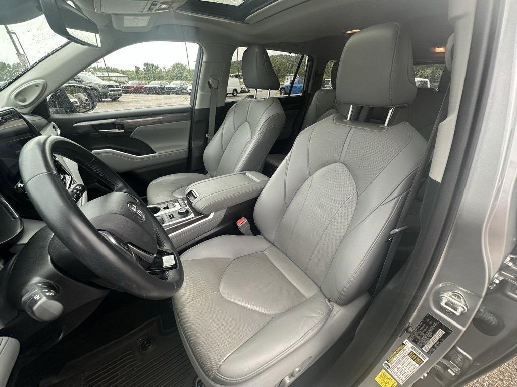 used 2021 Toyota Highlander car, priced at $32,980