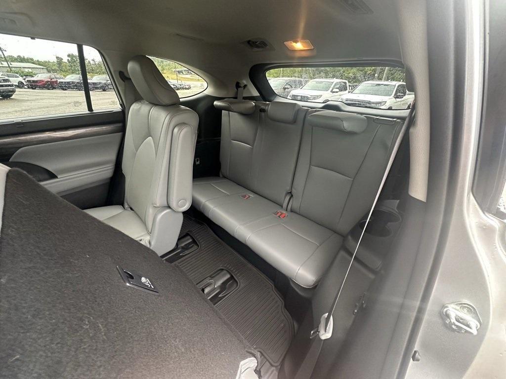 used 2021 Toyota Highlander car, priced at $32,980