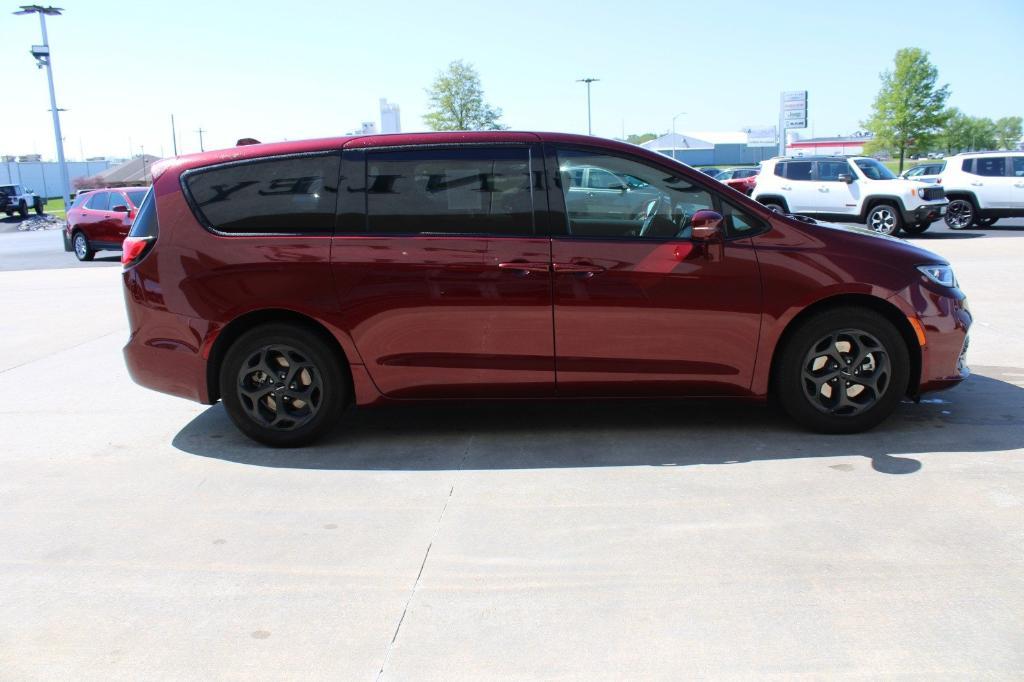 used 2022 Chrysler Pacifica Hybrid car, priced at $31,270