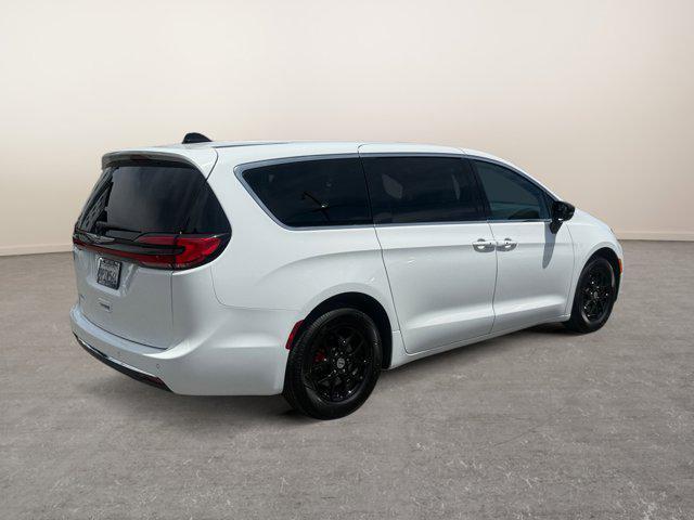 used 2025 Chrysler Pacifica car, priced at $30,995