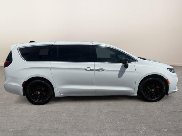 used 2025 Chrysler Pacifica car, priced at $30,995