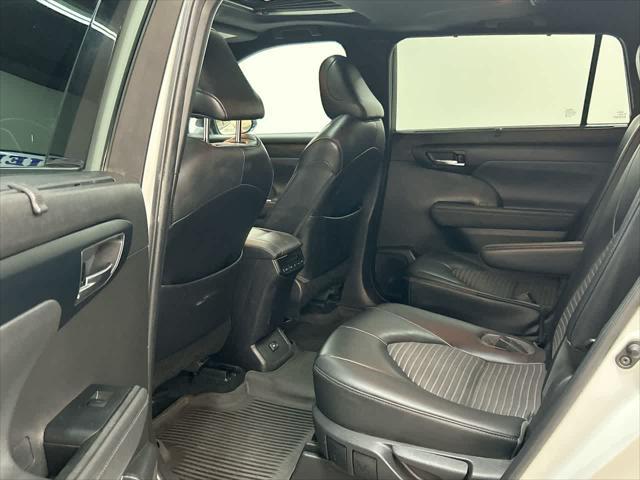 used 2022 Toyota Highlander car, priced at $27,900