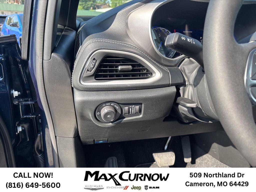 new 2025 Chrysler Pacifica car, priced at $42,663