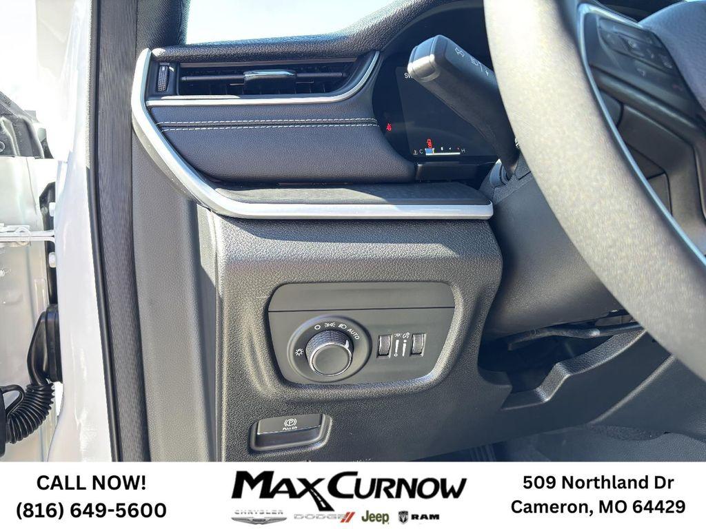 new 2025 Jeep Grand Cherokee car, priced at $38,748