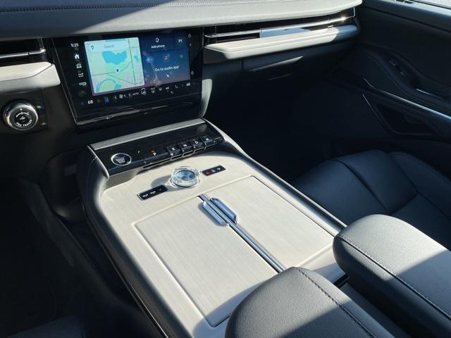 new 2025 Lincoln Navigator car, priced at $108,215