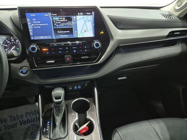used 2022 Toyota Highlander car, priced at $38,387