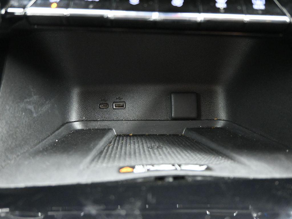 used 2025 Chevrolet Traverse car, priced at $35,998