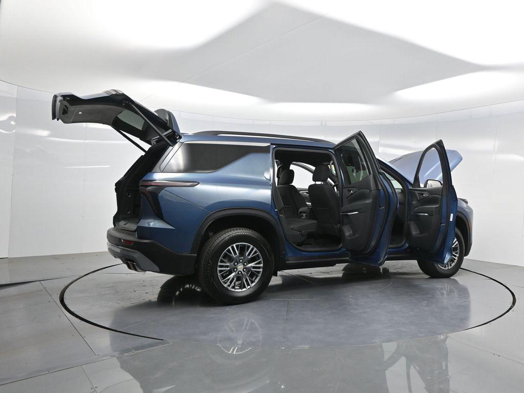 used 2025 Chevrolet Traverse car, priced at $38,461