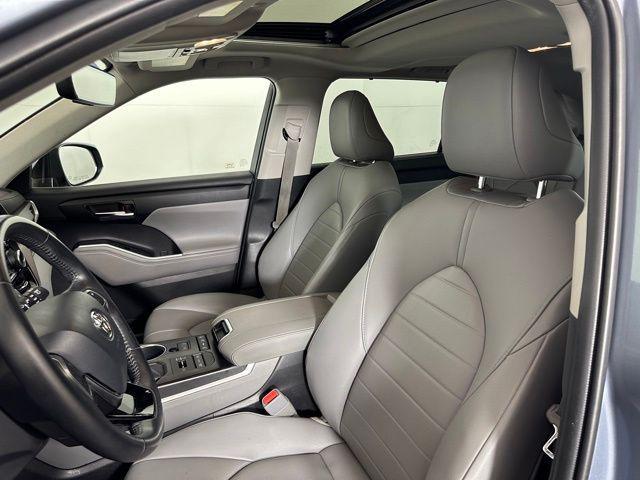 used 2020 Toyota Highlander car, priced at $26,995