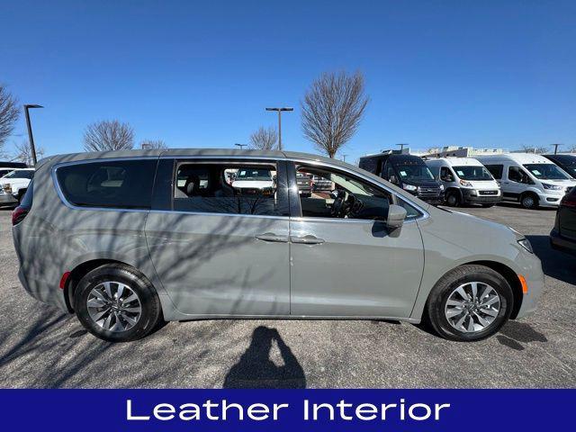 used 2022 Chrysler Pacifica Hybrid car, priced at $22,550