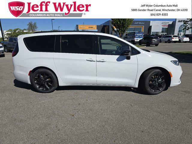 new 2024 Chrysler Pacifica car, priced at $37,995