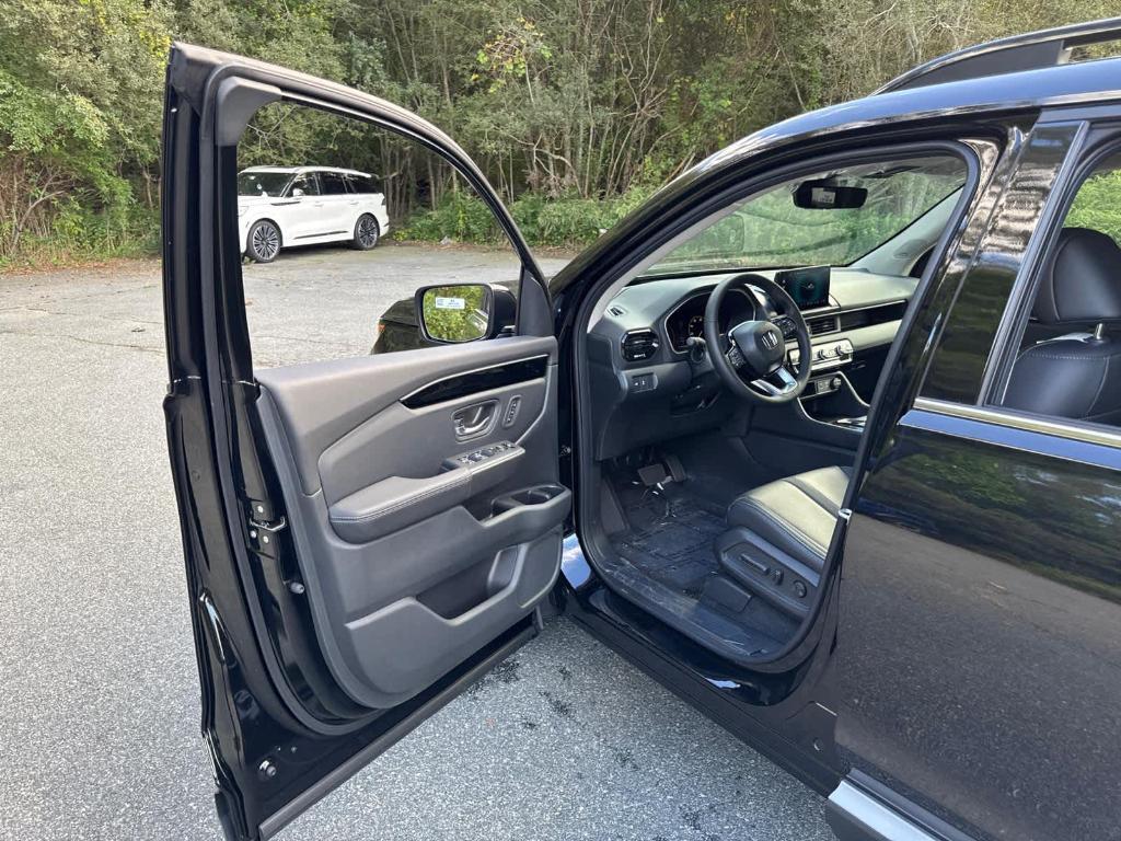 new 2025 Honda Pilot car, priced at $52,995
